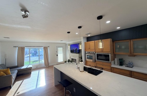 Lake Ridge House | Modern 2/2 Pool Home: 5 Min to Beach & Galleria – Pets Welcome!