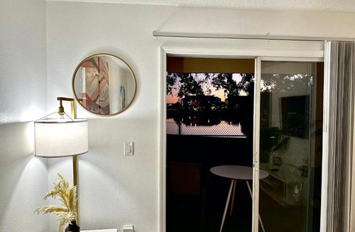 Orlando Apartment | Modern 2BR Lakeview Near Orlando Airport Free Parking