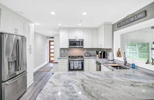 Chapin House | Modern 3-Bedroom on a Quiet Cove in Chapin