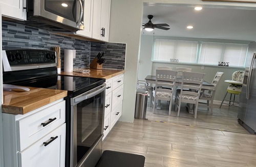 Tropic House | Modern 3BR Retreat w/Hot Tub, King Beds & Spacious Backyard
