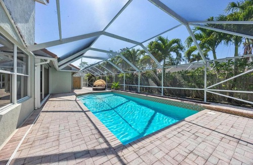 Greenview Shores Apartment | Modern 4BR in Central Wellington- Walk to Shops