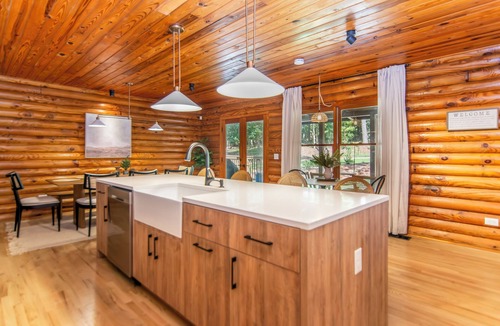 Cumming Cabin | Modern and Luxurious Cabin Retreat, 5 minutes from Cumming City Center