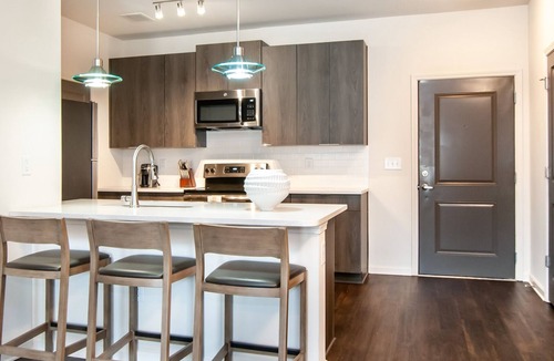 Madison Apartment | Modern Apartment in Prime Location (ID6975X23)