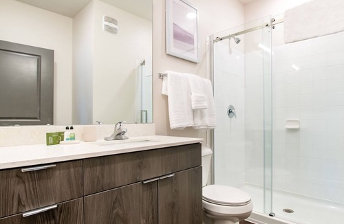 Madison Apartment | Modern Apartment in Prime Location (ID6975X23)