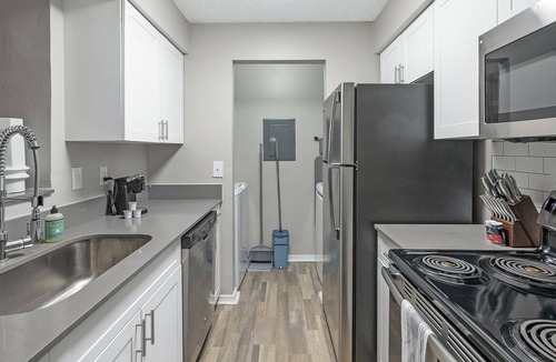 University Apartment | Modern Apartment in Prime Location (ID1231X153)