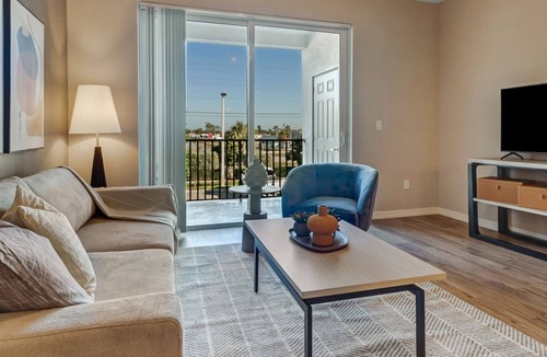 Trafalgar Apartment | Modern Apartment in Prime Location (ID8403X48)