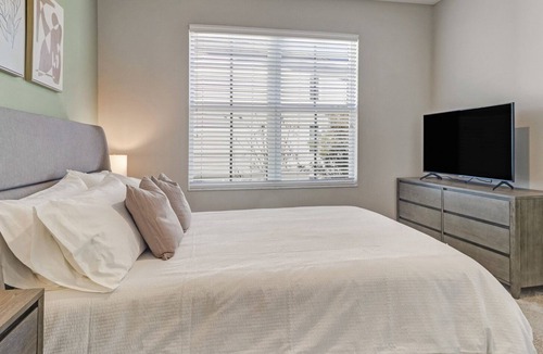 Trafalgar Apartment | Modern Apartment in Prime Location (ID8403X48)