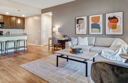 Trafalgar Apartment | Modern Apartment in Prime Location (ID8403X48)