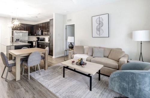 Charleston Apartment | Modern Apartment in Prime Location (ID1367X336)