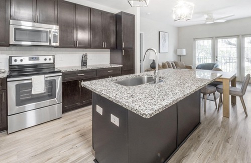 Charleston Apartment | Modern Apartment in Prime Location (ID1367X336)