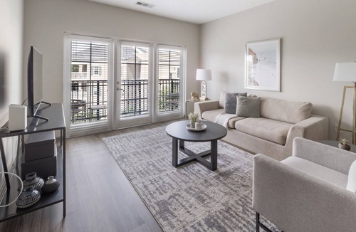 Charleston Apartment | Modern Apartment in Prime Location (ID6812X48)