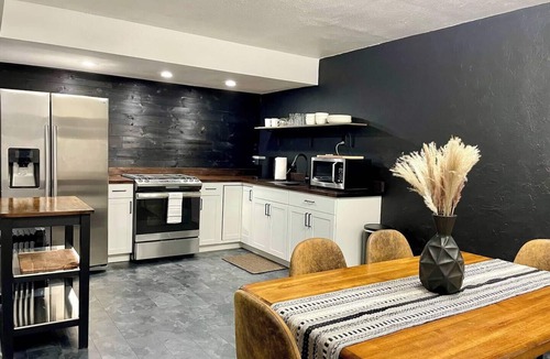 Karns House | Modern Basement Suite w/King bed and Fast wifi