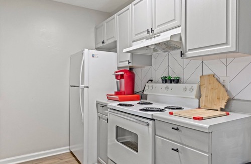 Winterville House | Modern Bulldog Escape w/patio