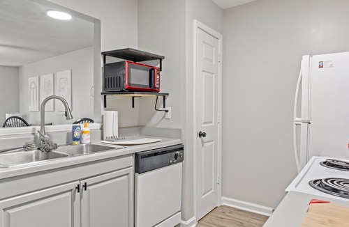 Winterville House | Modern Bulldog Escape w/patio