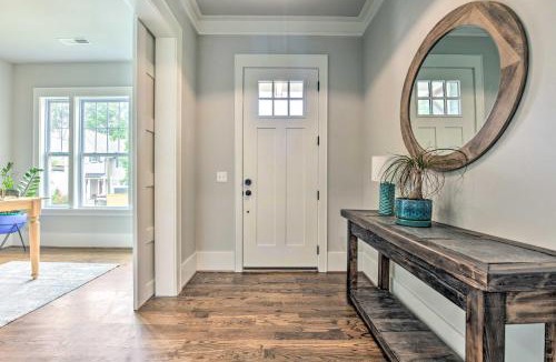 Oakhurst House | Modern Charlotte Home ~ 4 Mi to Downtown!