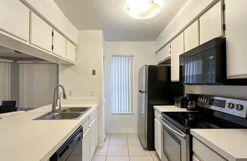 Royal Palm Bay Condo | Modern condo with outdoor pool, full kitchen