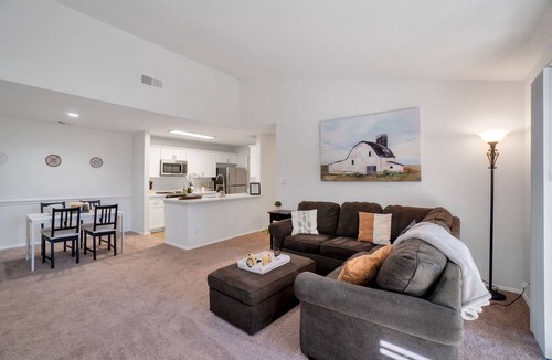 Sharon Woods Apartment | Modern Country Retreat | South Park |