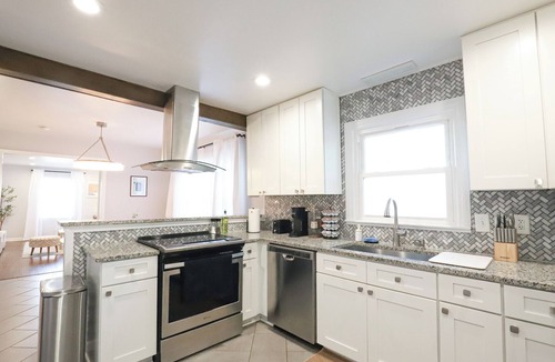 Shannon Park House | Modern & Cozy Home - Minutes from NoDa & Uptown