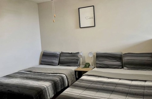 National Hills Apartment | Modern Gem 5 mins to Masters!