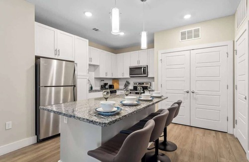 Southeast Orlando Apartment | Modern King Suite, Resort Amenities & Pet-Friendly