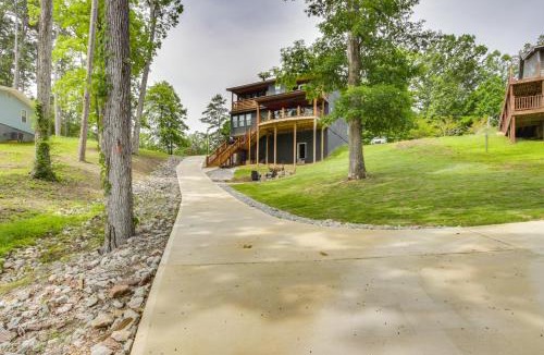 Counce House | Modern Lake House Retreat w/Deck on Pickwick Lake