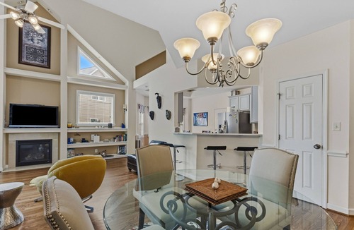 Raleigh House | Modern Lakeview Escape: 2BR Golfers’ Retreat