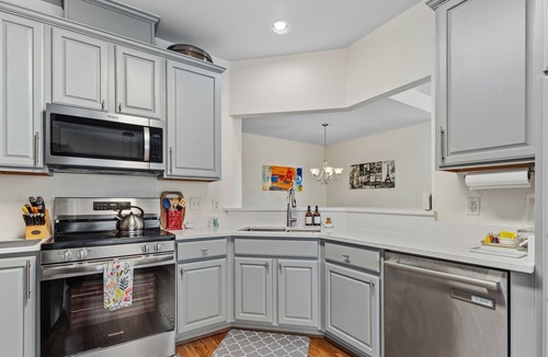Raleigh House | Modern Lakeview Escape: 2BR Golfers’ Retreat