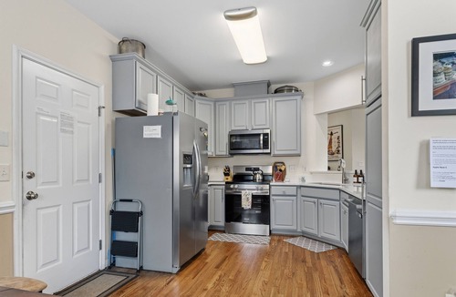 Raleigh House | Modern Lakeview Escape: 2BR Golfers’ Retreat