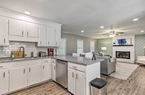Columbia House | Modern Lexington Retreat w/ Backyard & Pool!