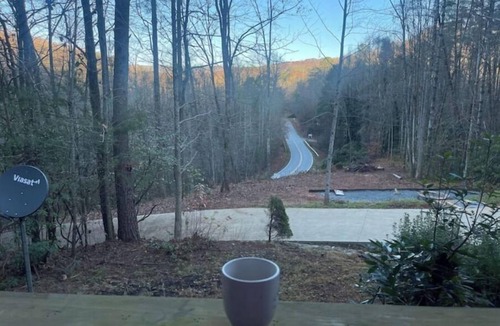 Sunset House | Modern Log Cabin near Lake Keowee sleeps 6-8 Hunting and Hicking Trails