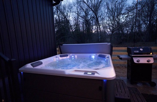 Cunningham Cabin | Modern Luxury Cabin, Fireplaces, Hot Tub Paducah