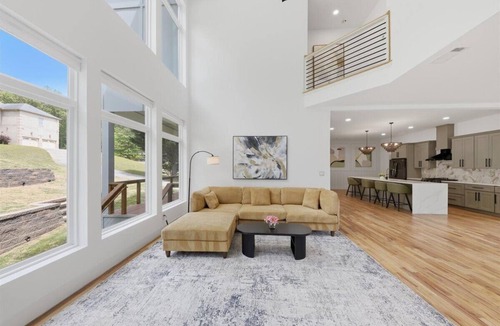 Atlanta House | Modern Luxury Sunlit Retreat- Near Airport- Spacious- Convenient