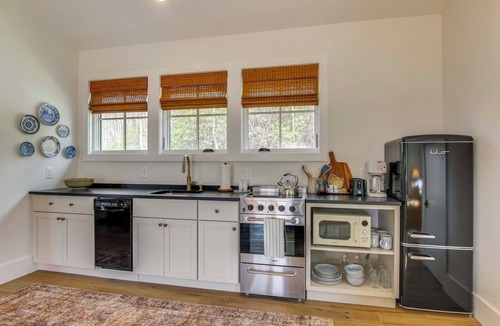 Glenville Apartment | Modern Mtn Retreat w/Deck & Views in Glenville!