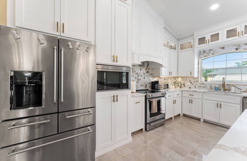Kissimmee House | Modern Oasis Golden Elegance Disney Lego Land Area 5 bedrooms big lot