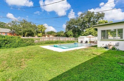 Pine Castle House | Modern Poolside Bungalow in the Heart of Orlando