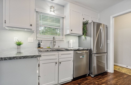 Mint Hill House | Modern Private Ranch Very Fast WiFi Vast Fenced Yard+Big Deck+Fire Pit!