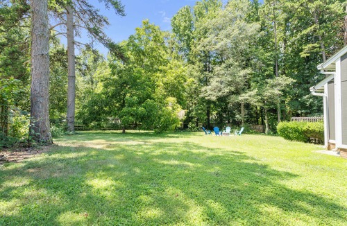Mint Hill House | Modern Private Ranch Very Fast WiFi Vast Fenced Yard+Big Deck+Fire Pit!
