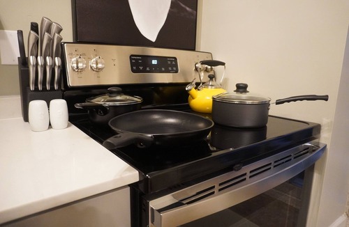 Carbondale Hotel | Modern Queen Suite Near SIU Carbondale