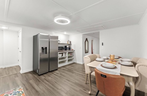 Murrayville House | Modern Retreat- Hollywood 50s Lounge & Billiards