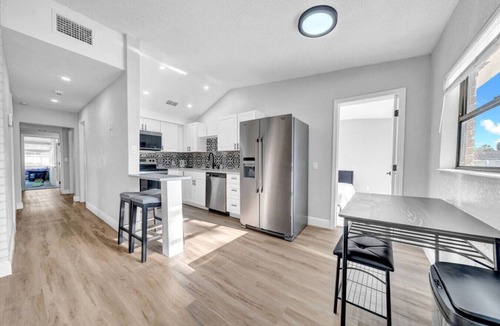 Orlando House | Modern Retreat | Under 15min/Downtown Orlando