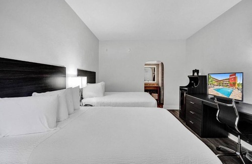 Downtown Hollywood Hotel | Modern room in Downtown Hollywood, steps away from the beach + Free Breakfast!