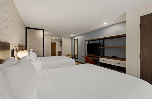 Newnan Hotel | Modern & Spacious Stay in Central Location | Kitchen, Gym Access | Free Parking!