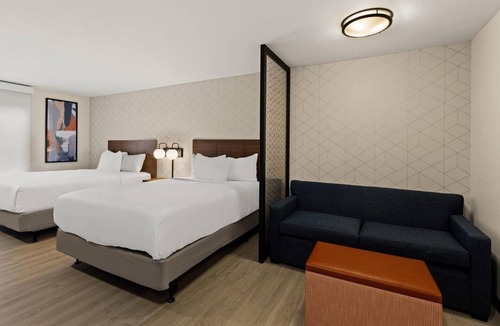 Newnan Hotel | Modern & Spacious Stay in Central Location | Kitchen, Gym Access | Free Parking!
