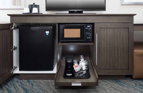 Downtown Fort Lauderdale Hotel | Modern Stay | Free Breakfast | 3.2 mi to Bonnet House Museum | Pets are Welcome