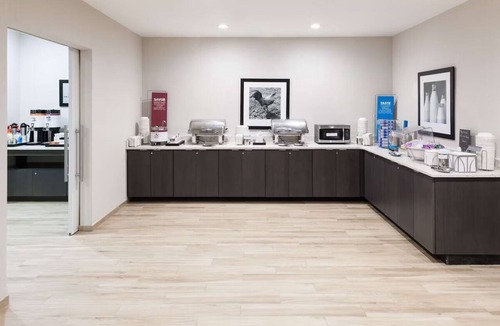 Downtown Fort Lauderdale Hotel | Modern Stay | Free Breakfast | 3.2 mi to Bonnet House Museum | Pets are Welcome