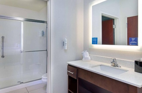 Sandy Springs Hotel | Modern Suite | 1 King Bed | Near Perimeter Center Atlanta