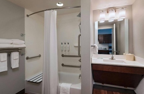 Macon Hotel | Modern Suite w/Full Kitchen Near Mercer University - 0.1 mile | Outdoor Pool