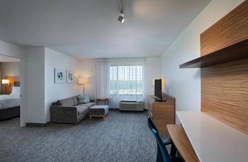 Macon Hotel | Modern Suite w/Kitchen in the Heart of Macon | Outdoor Pool & Free Parking