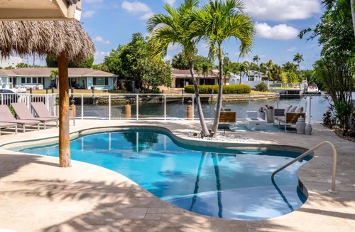 Poinsettia Heights House | Modern Tropical 6 bdr 4 bath kayak & Paddleboard.
