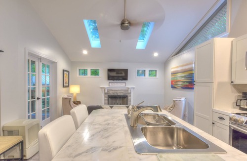 Highlands Apartment | Modern updated apartment/screen porch & fire pit /close to Downtown/Pets ok